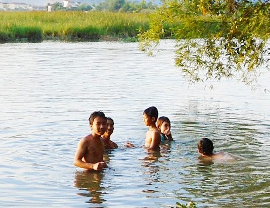 Giải mã giấc mơ thấy tắm sông, đâu là những con số may mắn? Mơ thấy tắm sông là điềm báo gì