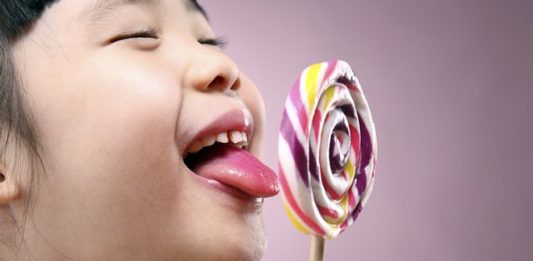 Mơ thấy ăn kẹo là điềm báo gì? Đâu là những con số may mắn? Mơ thấy ăn kẹo đánh con gì